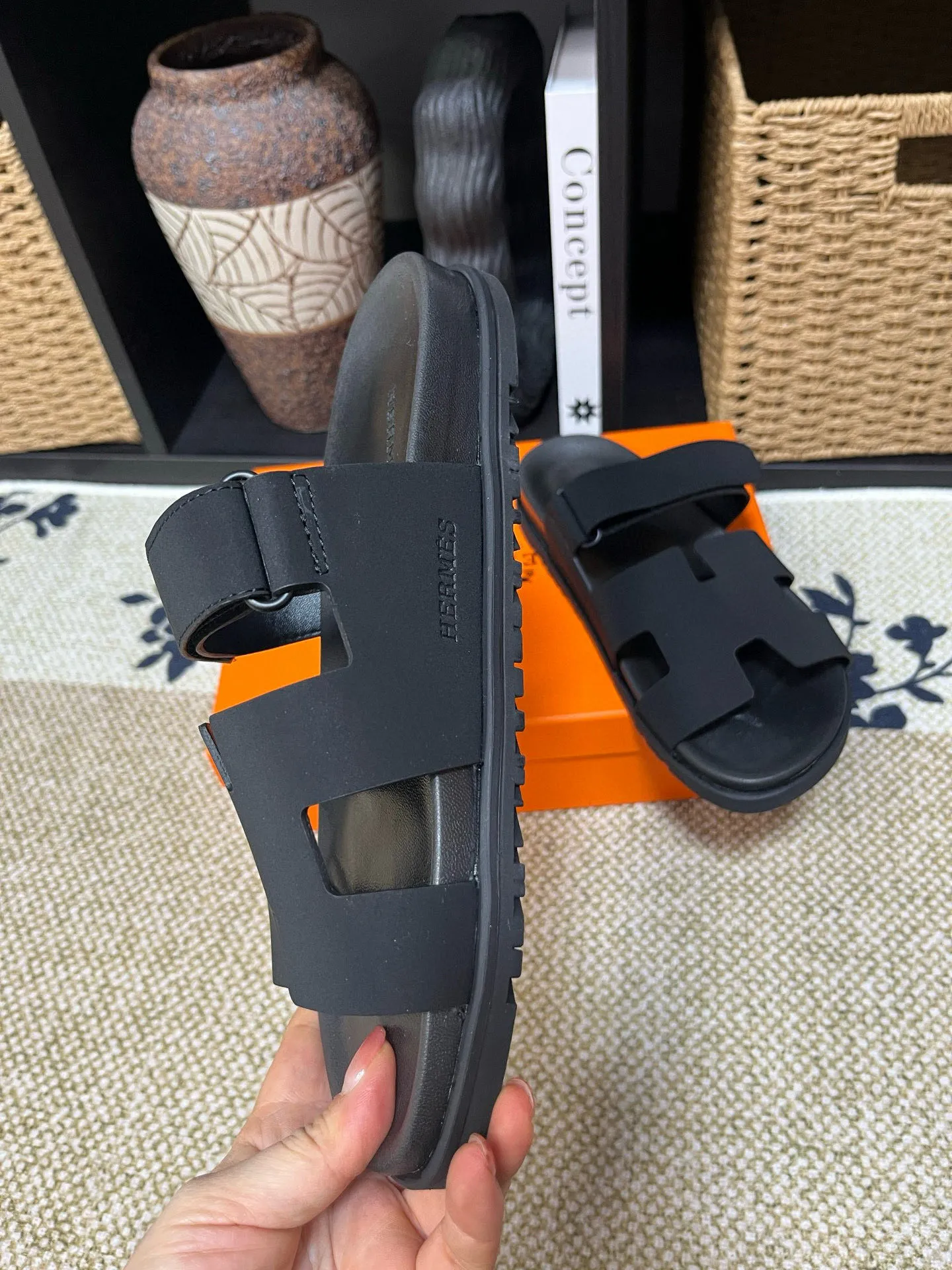 P300 Long-term stock Hermes men’s Kazimir slippers for couples - top quality woven calfskin functional sandals with intertwined uppers inspired by the “H” iconic pattern to create a casual look, perfect for summer. Imported cowhide + cowhide lining + TUP outsole Size: 35-46
